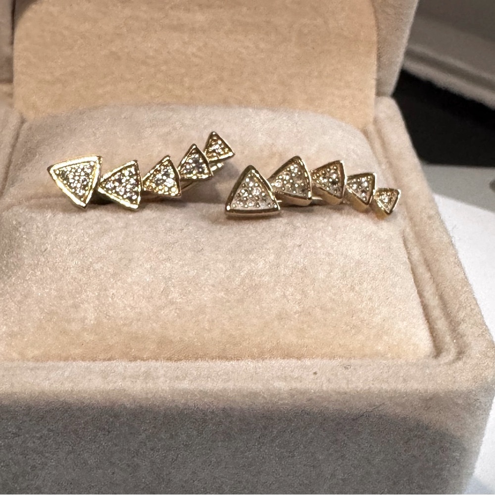 ✨💎 Edgy Sparkle That Climbs to Perfection! Triangle Ear Crawler Earrings 💎✨